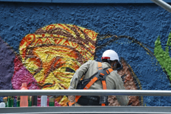 joven pinta grafiti, cara de persona