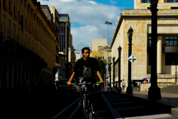 joven en bicicleta por plaza ce bolívar