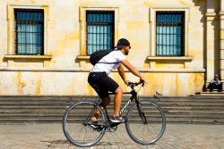 joven usuario de bicicleta en cra séptima