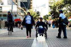 señor en silla de rudas por peatonal