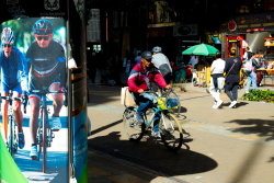 señor en la cra 7ma en bici