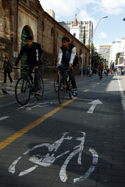 dos jóvenes en bicicleta