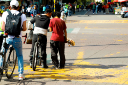 señor y joven en bici y patineta