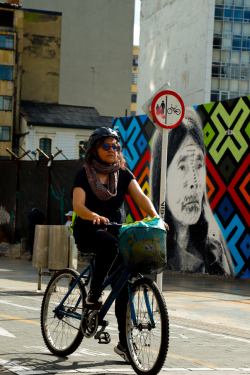 usuaria de bici en cicloruta