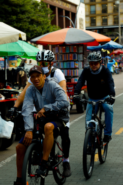 personas en cicloruta, utilizan bici