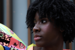 Modelo afro luce traje de colores