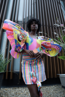 Modelo afro luce traje de colores