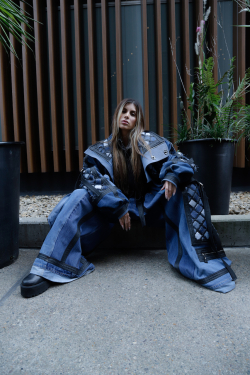 Modelo  luce traje en jean