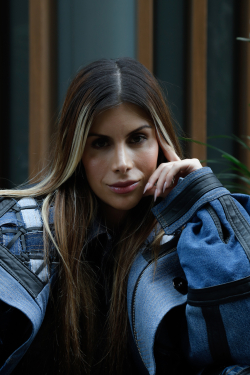 Modelo  luce traje en jean