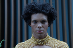 Modelo afro luce traje dorado
