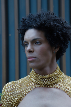 Modelo afro luce traje dorado