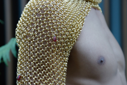 Modelo afro luce traje dorado
