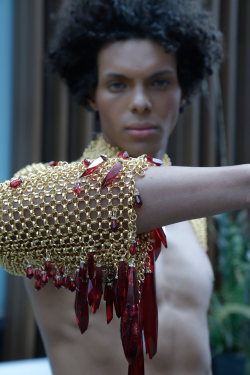 Modelo afro luce traje 