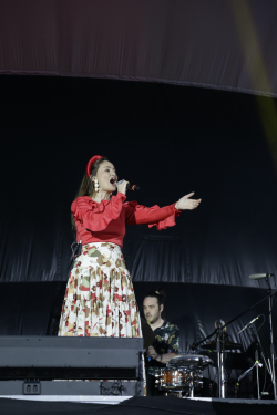 cantante en tarima