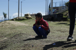 Niño sentado en mirador