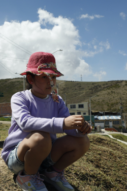 niña sentada en mirador 