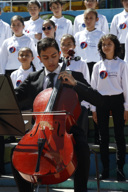 Músico ejecuta instrumento