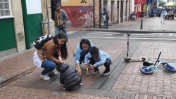familia limpia andén