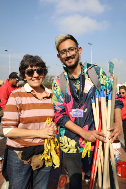 pareja de voluntarios de jornada de aseo