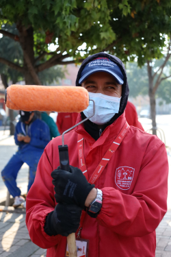 chico con rodillo pinta pared
