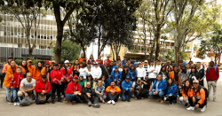 grupo de personas en jornada de aseo