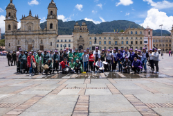 grupo de voluntarios de jornada de aseo