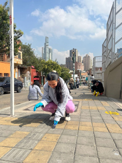 chica limpia andén