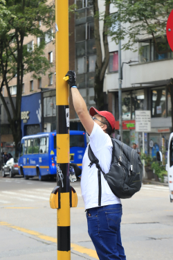 voluntarios limpian semáforo