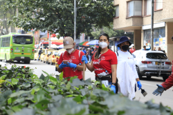 voluntarios limpian mobiliario urbano