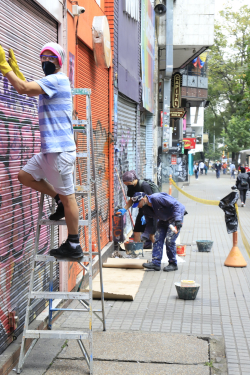 voluntarios limpian mobiliario urbano