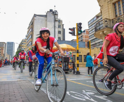Personas montando bicicleta