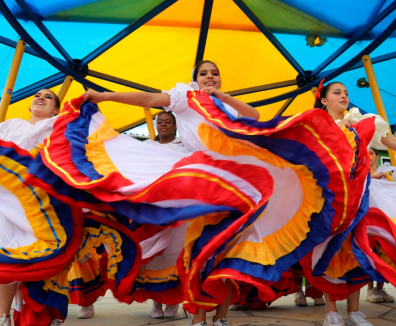 Personas bailando Cumbia