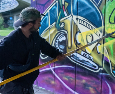 Hombre pintando