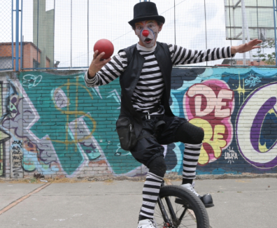 Artista haciendo clown