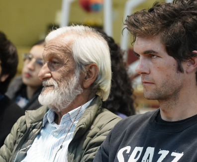 personas en charla