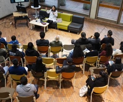personas en charla