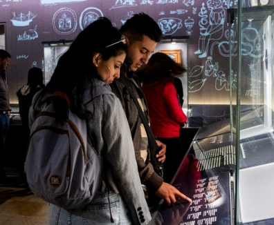 personas en museo