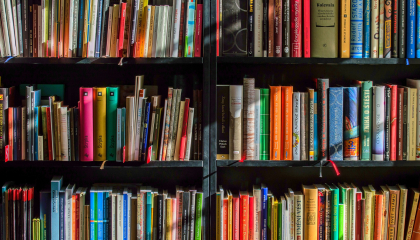 Estante con libros