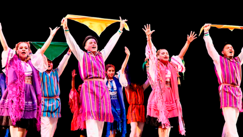 grupo de danza en escenario