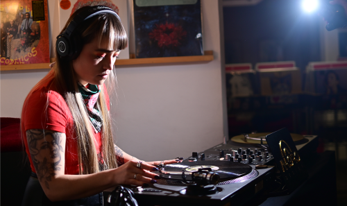 Mujer tocando vinilos