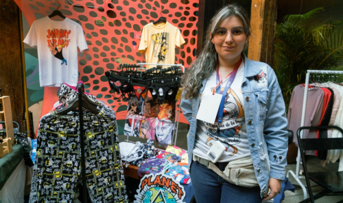 Mujer exhibiendo productos