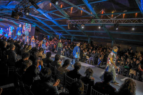 Pasarela con modelos desfilando