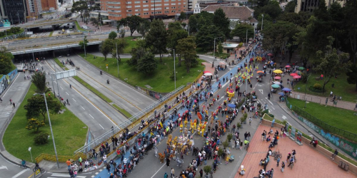 Personas aglomeradas en calle de Bogotá