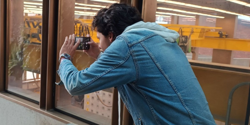 Joven grabando video con su celular