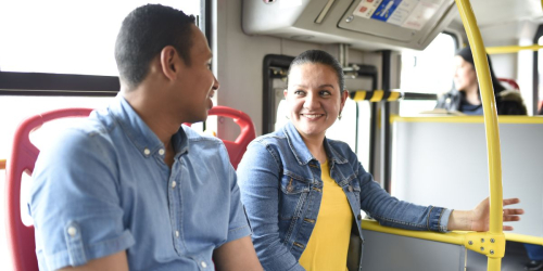 Usuarios dentro de un bus de TransMilenio