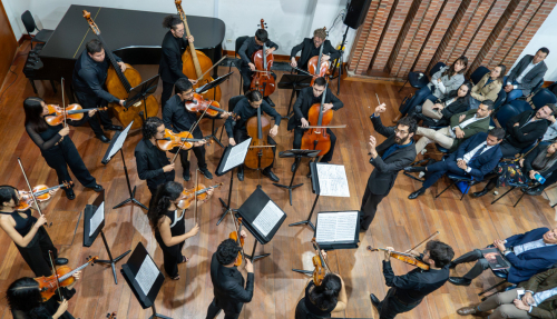 personas interpretando música sinfónica
