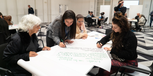 Personas en un taller