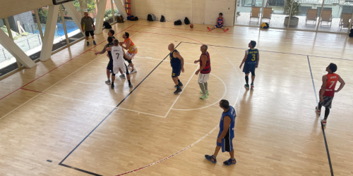Fotografía de personas jugando en la arena polivalente del centro felicidad chapinero